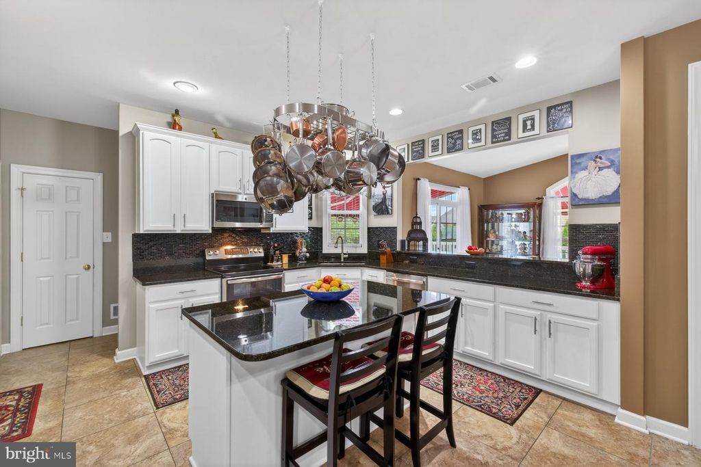 Image 14 of property listing at 19103 RED MAPLE DR, Hagerstown, MD 21742