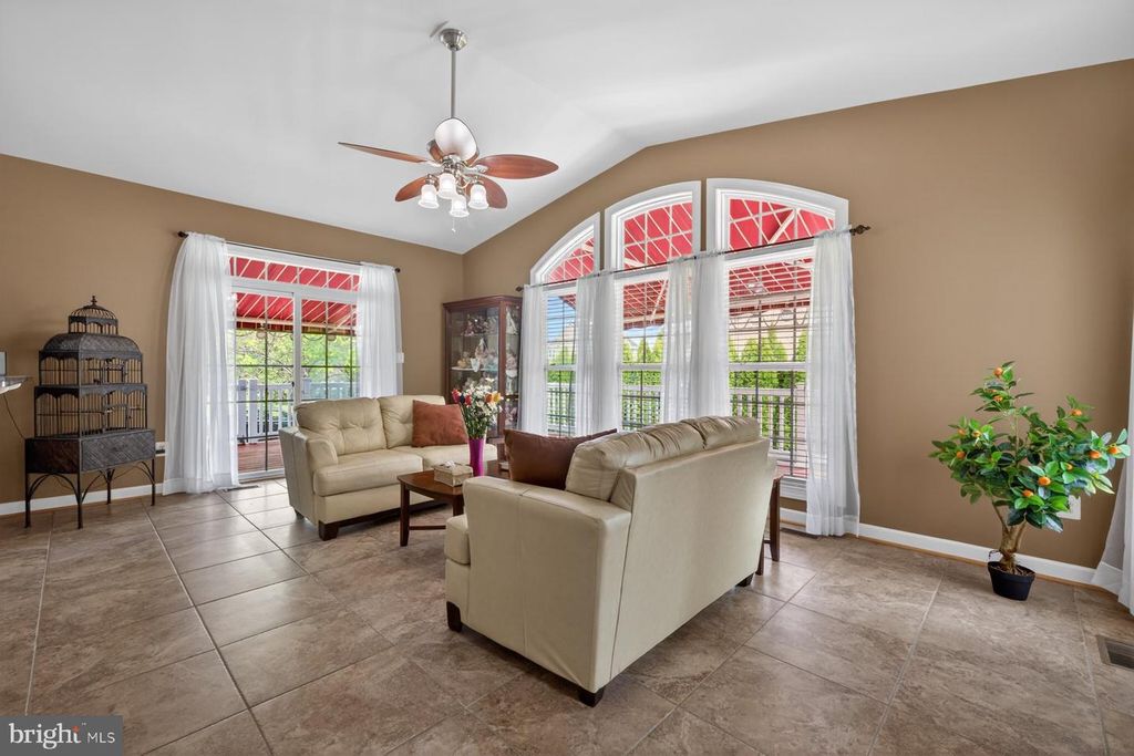 Image 8 of property listing at 19103 RED MAPLE DR, Hagerstown, MD 21742