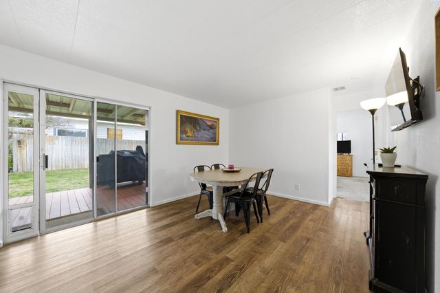 512 N 61st Ave, West Richland, WA 99353