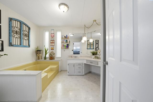 512 N 61st Ave, West Richland, WA 99353