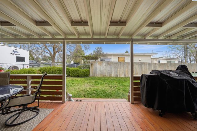 512 N 61st Ave, West Richland, WA 99353