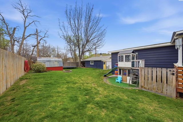 512 N 61st Ave, West Richland, WA 99353