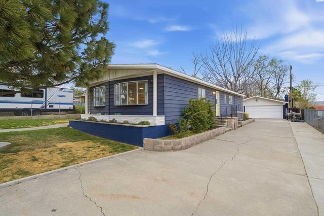 512 N 61st Ave, West Richland, WA 99353
