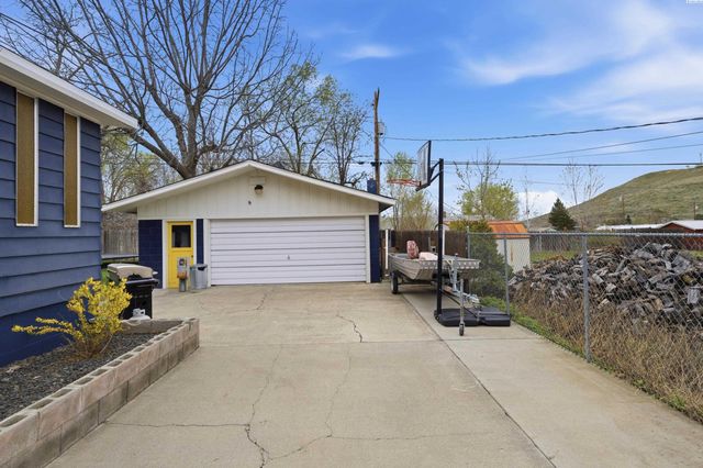 512 N 61st Ave, West Richland, WA 99353