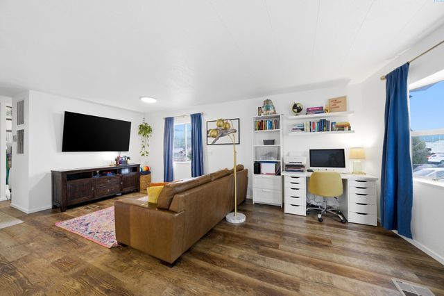 512 N 61st Ave, West Richland, WA 99353