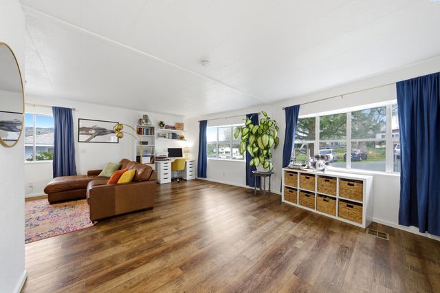 512 N 61st Ave, West Richland, WA 99353