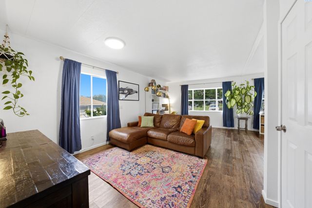 512 N 61st Ave, West Richland, WA 99353