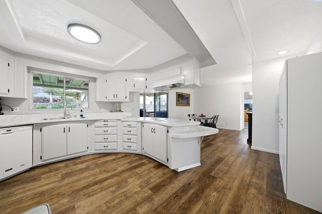 512 N 61st Ave, West Richland, WA 99353