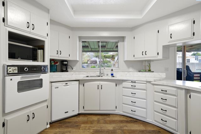 512 N 61st Ave, West Richland, WA 99353