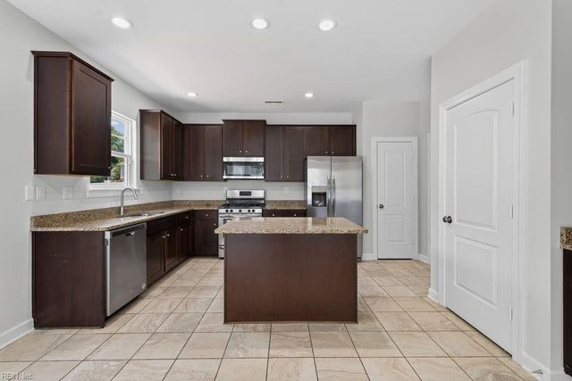 2866 Cross Landing DR, Suffolk, VA 23434