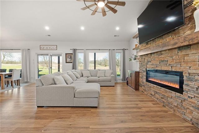 6404 Gracie Lane, Odessa, MO 64076