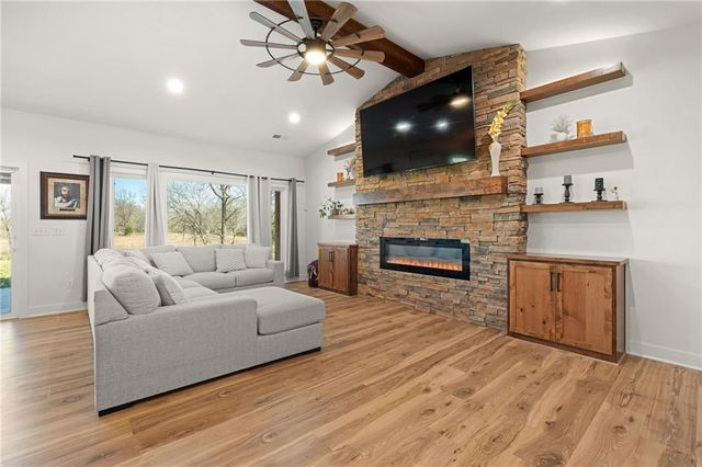 6404 Gracie Lane, Odessa, MO 64076