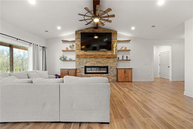 6404 Gracie Lane, Odessa, MO 64076