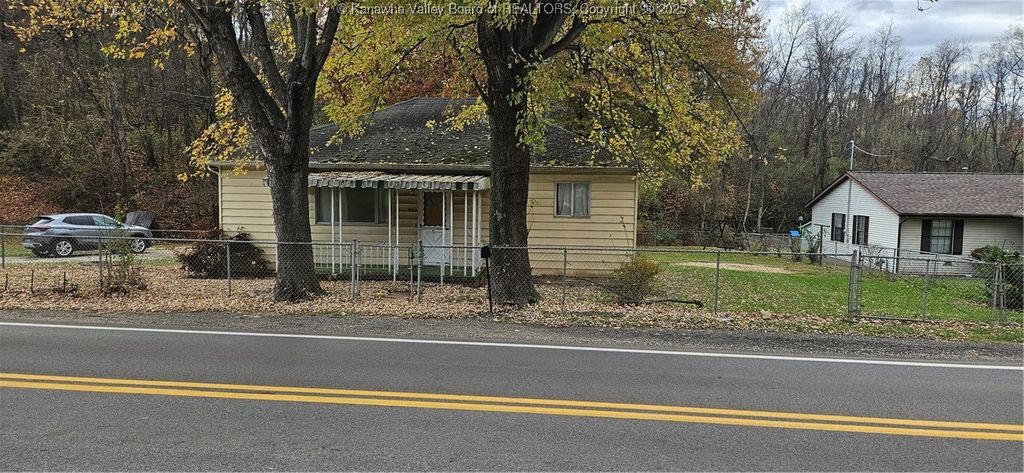 122 Cross Lanes Drive, Nitro, WV 25143