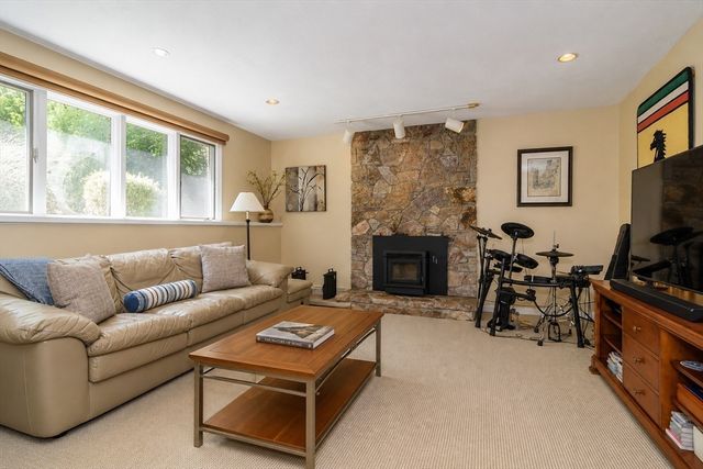 13 Aqueduct Rd, Natick, MA 01760