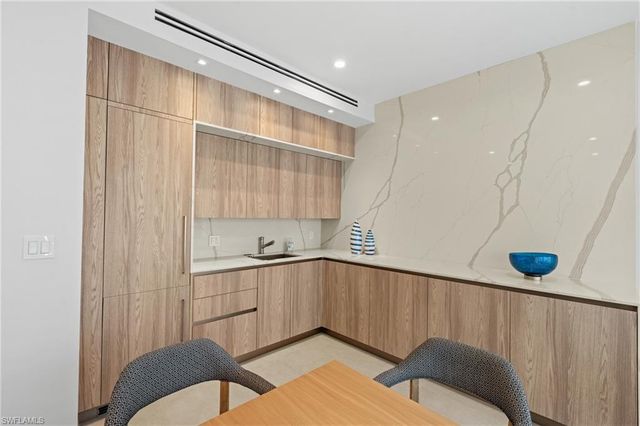 9375 Gulf Shore DR # 401, Naples, FL 34108