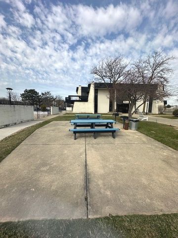 9098 W Terrace Drive 3-I, Niles, IL 60714