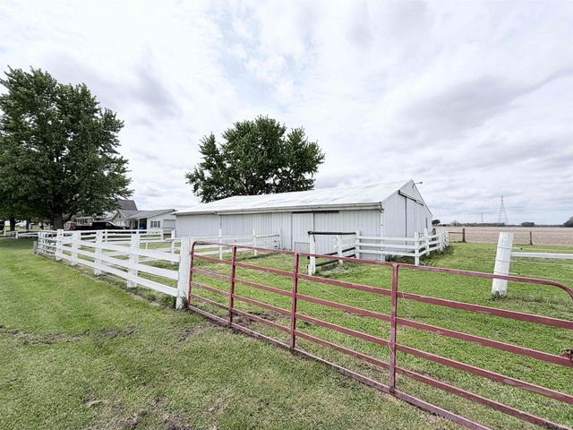 8902 S 900 E Road, Walkerton, IN 46574