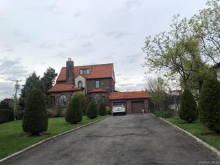 915 Malba Drive, Whitestone, NY 11357