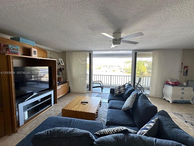801 Palm Trl 10, Delray Beach, FL 33483