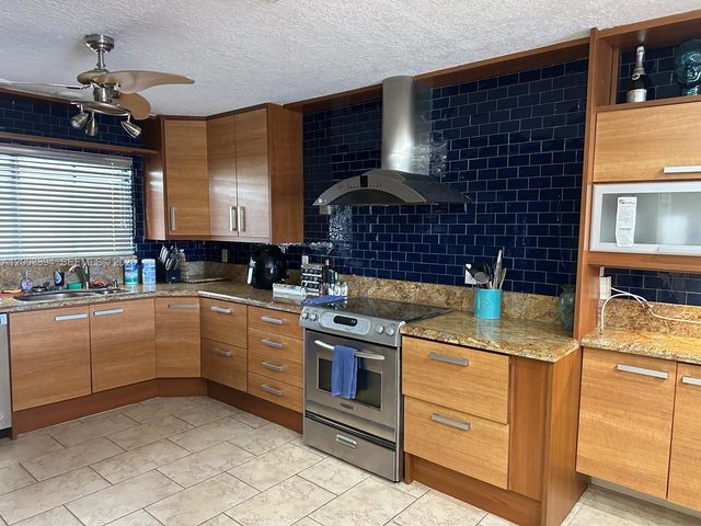 801 Palm Trl 10, Delray Beach, FL 33483