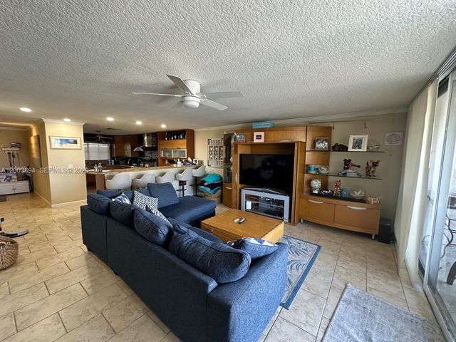 801 Palm Trl 10, Delray Beach, FL 33483