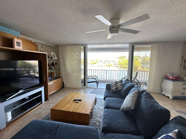 801 Palm Trl 10, Delray Beach, FL 33483