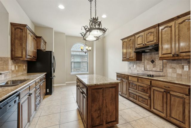 537 Sterling Drive, Benbrook, TX 76126