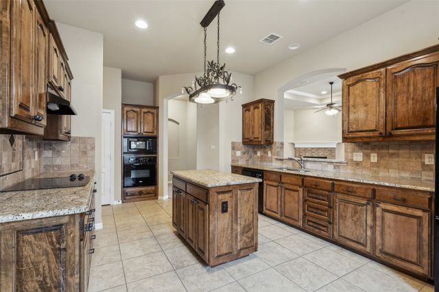 537 Sterling Drive, Benbrook, TX 76126