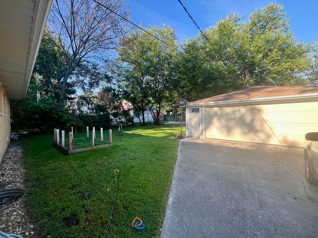 8450 Kraay Avenue, Munster, IN 46321