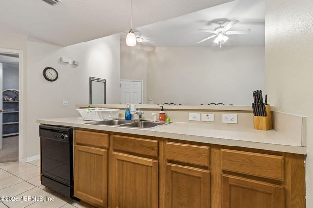 6075 MAGGIES Circle 113, Jacksonville, FL 32244