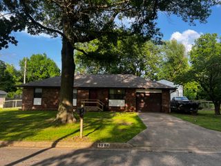 1006 North Hampton Avenue, Republic, MO 65738