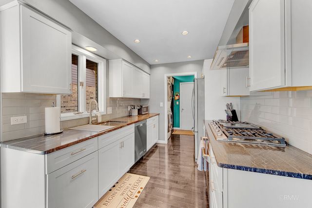 1245 Biscayne Drive, Elk Grove Village, IL 60007