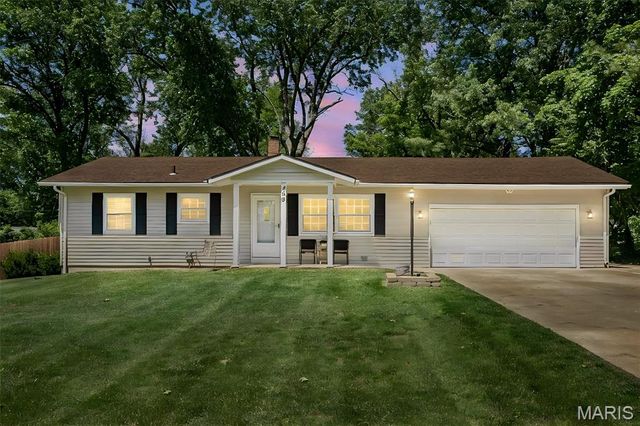 809 Lindell Drive, Ballwin, MO 63011