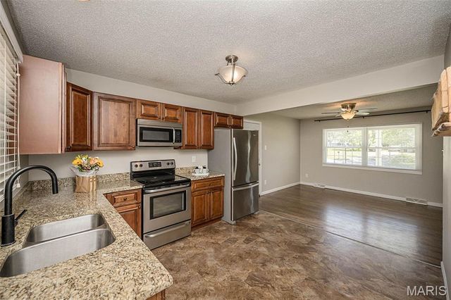 809 Lindell Drive, Ballwin, MO 63011