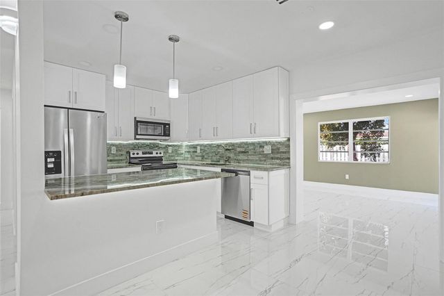 1437 SW 1st Avenue, Deerfield Beach, FL 33441