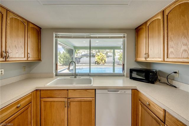 703 SE 33rd ST, Cape Coral, FL 33904