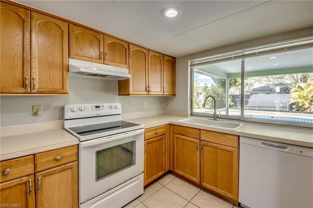 703 SE 33rd ST, Cape Coral, FL 33904