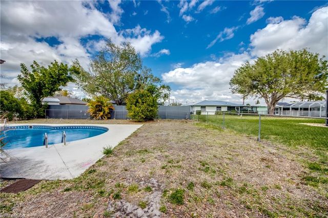 703 SE 33rd ST, Cape Coral, FL 33904