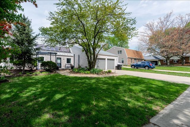 6 Kenfield Circle, Bloomington, IL 61704