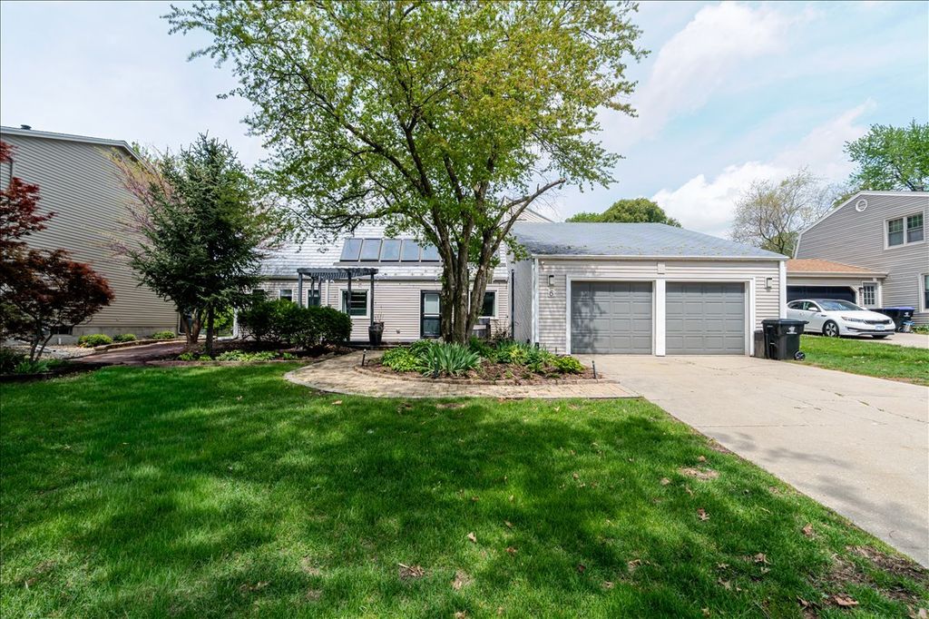 6 Kenfield Circle, Bloomington, IL 61704