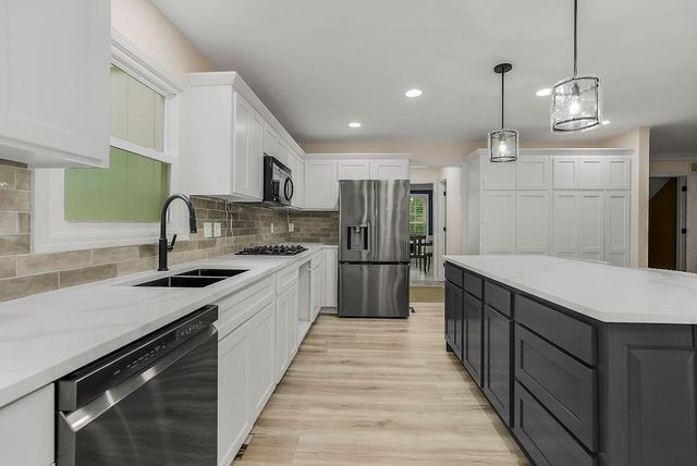 2404 SW Clear Creek Court, Blue Springs, MO 64015