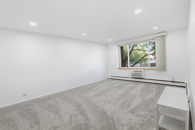 1375 Rebecca Drive 213, Hoffman Estates, IL 60169