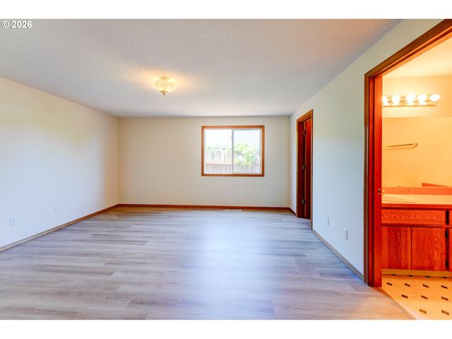 17440 Sw STARK St, Beaverton, OR 97006