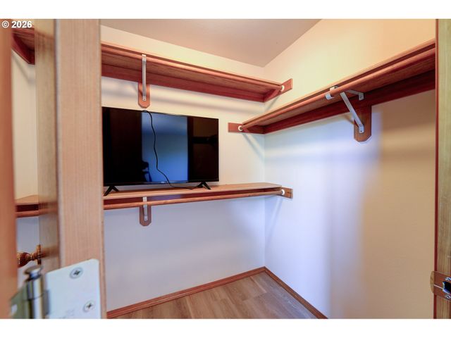 17440 Sw STARK St, Beaverton, OR 97006