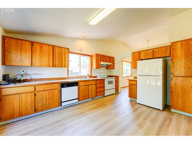 17440 Sw STARK St, Beaverton, OR 97006