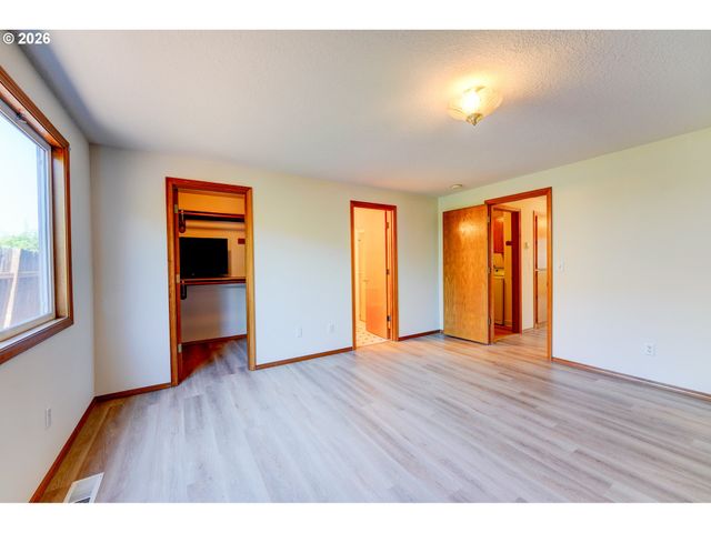 17440 Sw STARK St, Beaverton, OR 97006