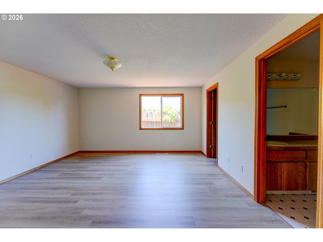 17440 Sw STARK St, Beaverton, OR 97006