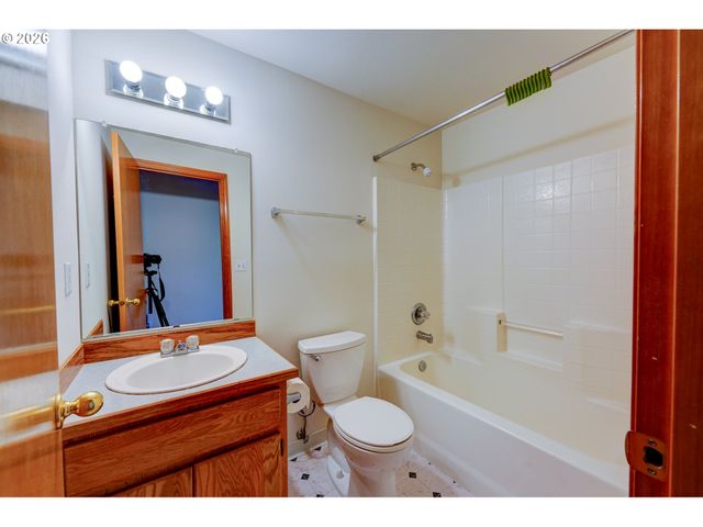 17440 Sw STARK St, Beaverton, OR 97006
