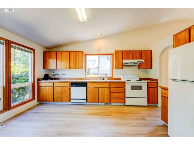 17440 Sw STARK St, Beaverton, OR 97006